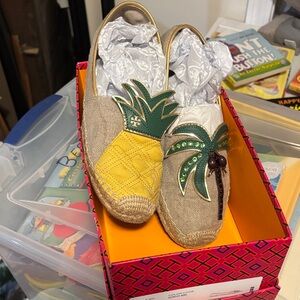 BROKEN - Tropical Shoes with Pineapple and Palm Tree Design